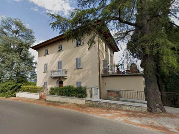 Porzione di villa con ampio giardino 