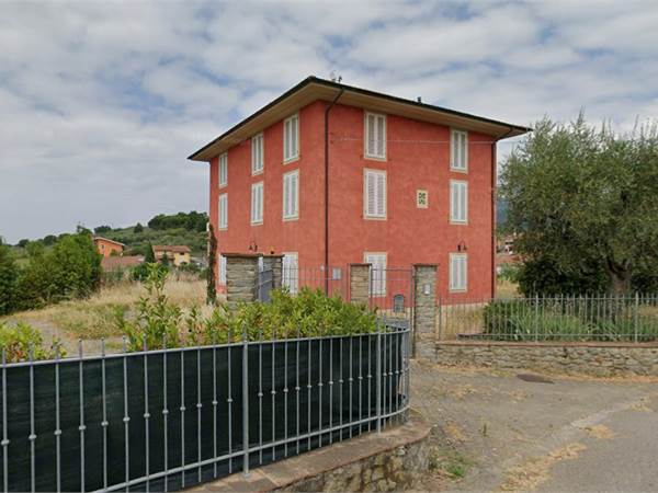 Villa su 4 lati con ampio giardino a Collodi