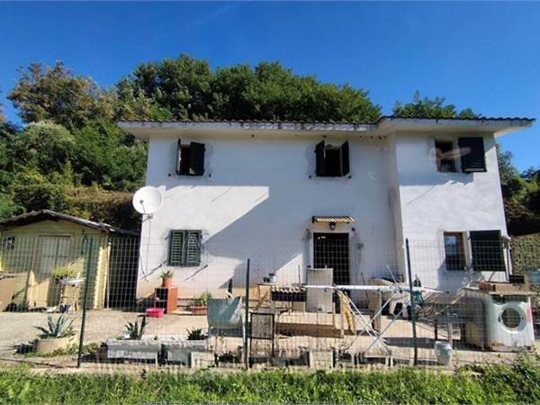 Casa singola con terreni a Montecatini Terme