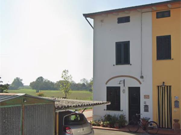 Porzio di casa con giardino a Agliana