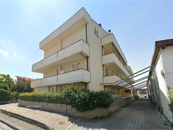 Trilocale con terrazza e garage