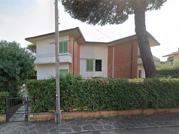 Villa libera su 3 lati con giardino.